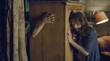 The Cabin in the Woods - Selten so in einem Horrorfilm gelacht! Das Team um Regisseur Drew Goddard und Produzent Joss Whedon schafft mit The Cabin in the Woods eine bizarre Horror-Komödie, die sich zwischendurch traditionell, am Ende völlig abgefahren und stets gleichermaßen schaurig und witzig gibt