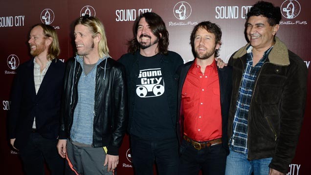 Fan veranstaltet ungefragt Konzert, Foo Fighters sagen zu