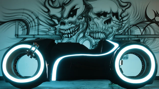 Tron Legacy: Werkstatt baut Lightcycle nach 